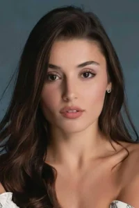 Hande Erçel image 1